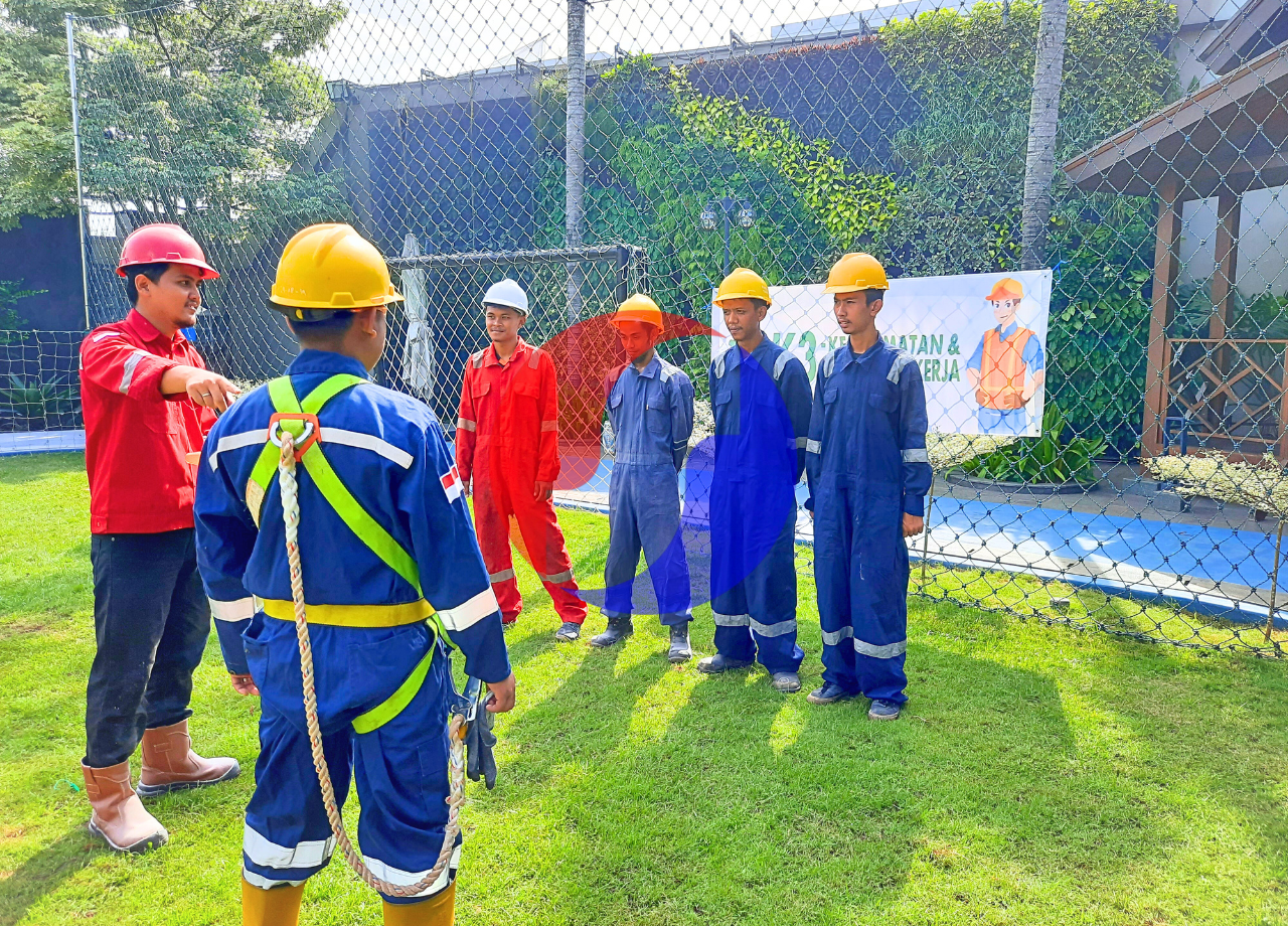 HSE OFFICER GIVING INSTRUCTION REGARDING SAFETY EQUIPMENTS BEFORE WORK
