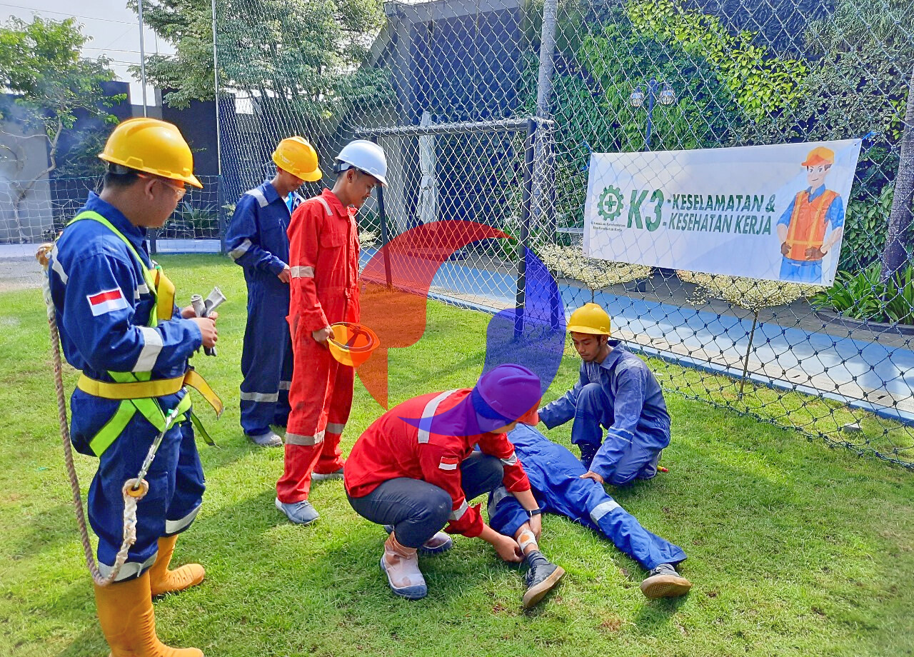SIMULATION OF FIRST AID TO WORKER WHEN ACCIDENT HAPPEN